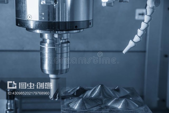 数控铣床切割模具零件。The CNC milling machine cutting the mold parts.